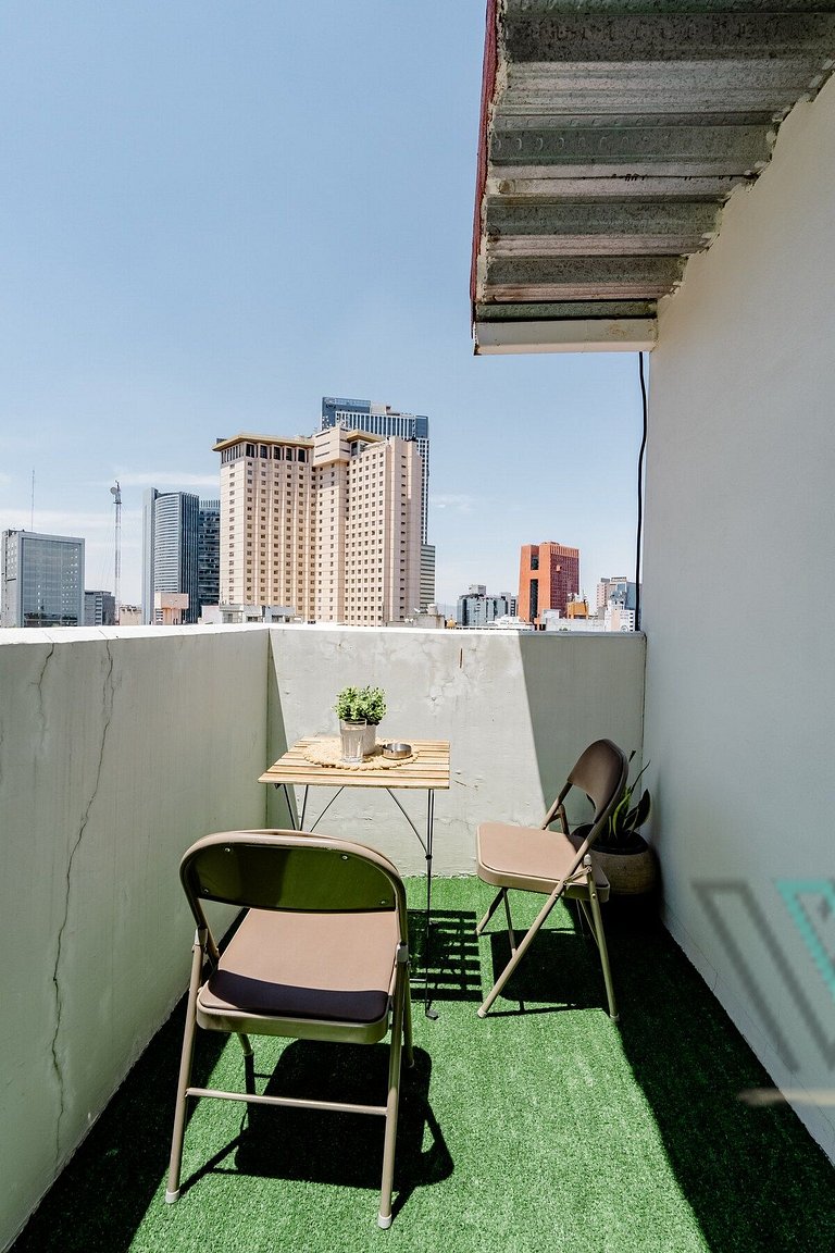 You travel alone? Small Private Suite Perfect Location