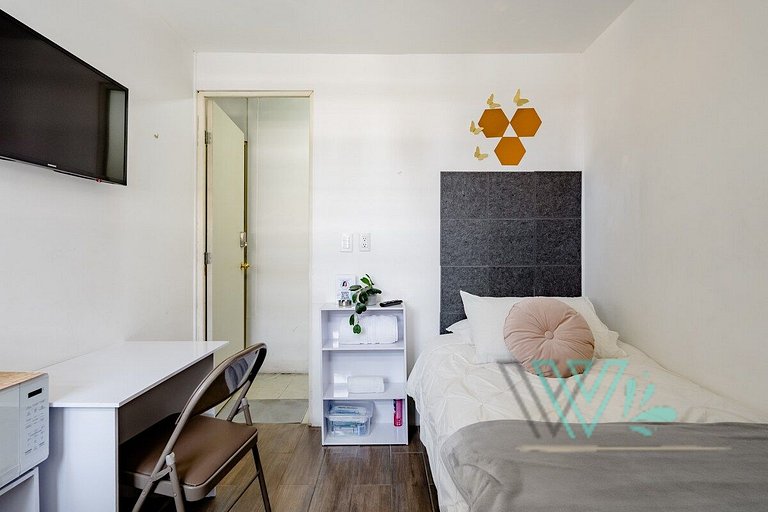 You travel alone? Small Private Suite Perfect Location