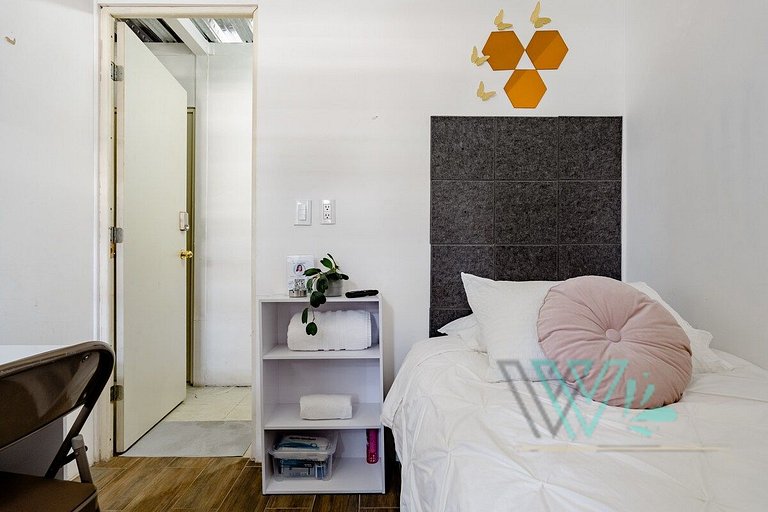 You travel alone? Small Private Suite Perfect Location