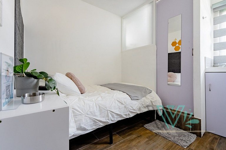 You travel alone? Small Private Suite Perfect Location