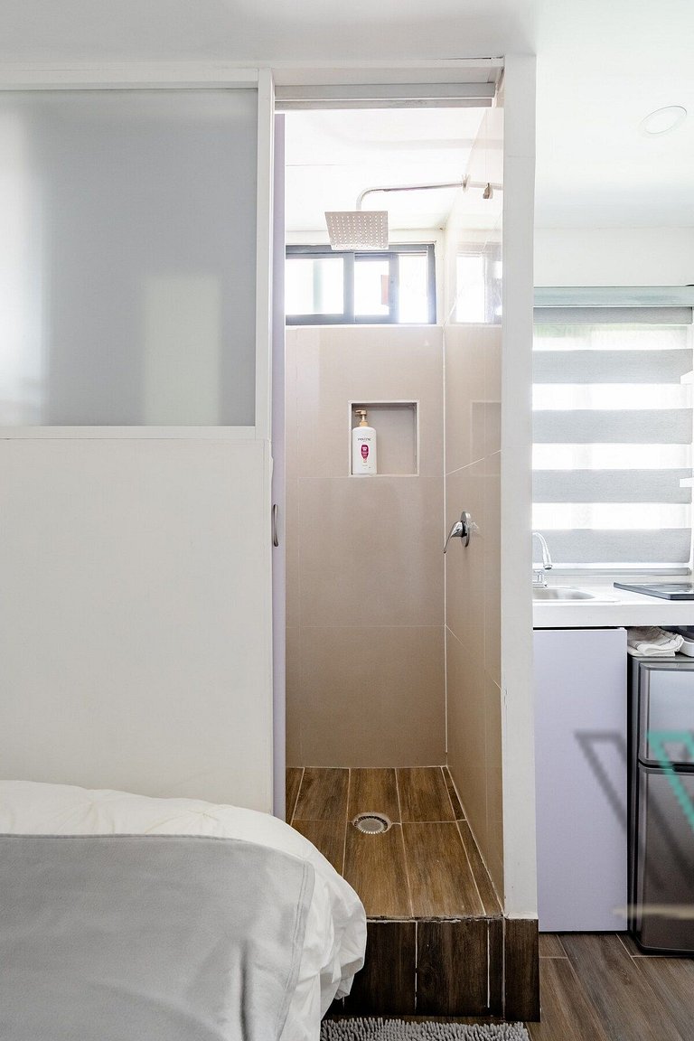 You travel alone? Small Private Suite Perfect Location